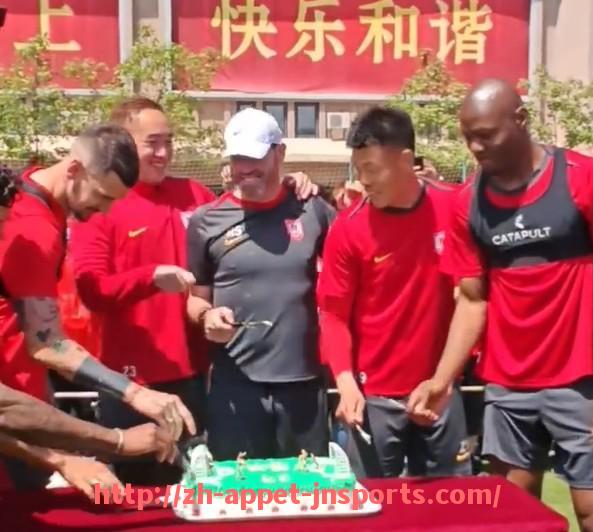 江南体育APP-世俱杯比赛中教练临场战术调整实例分析